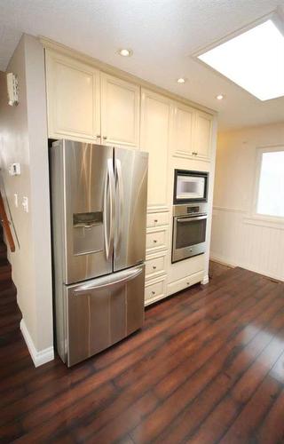 349 Leaside Avenue South, Lethbridge, AB - Indoor Photo Showing Kitchen With Stainless Steel Kitchen