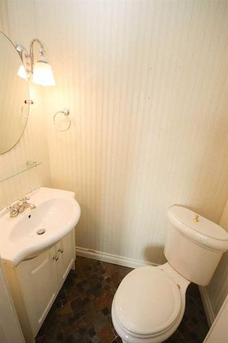 349 Leaside Avenue South, Lethbridge, AB - Indoor Photo Showing Bathroom