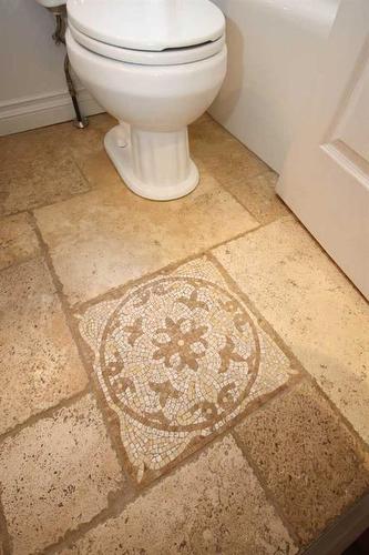 349 Leaside Avenue South, Lethbridge, AB - Indoor Photo Showing Bathroom