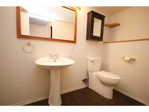 349 Leaside Avenue South, Lethbridge, AB - Indoor Photo Showing Bathroom