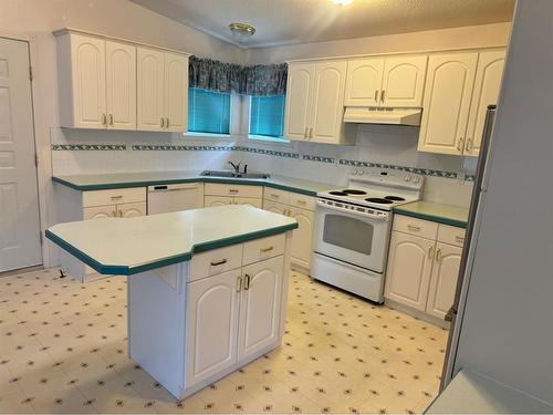 1134 42 Avenue North, Lethbridge, AB - Indoor Photo Showing Kitchen With Double Sink