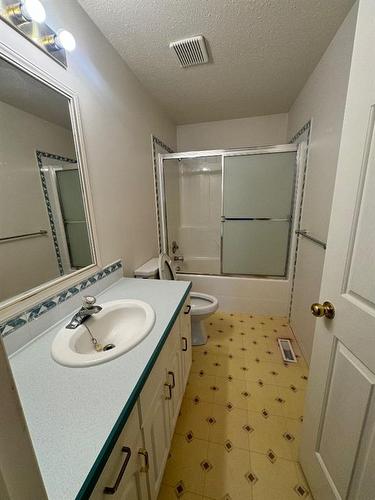 1134 42 Avenue North, Lethbridge, AB - Indoor Photo Showing Bathroom