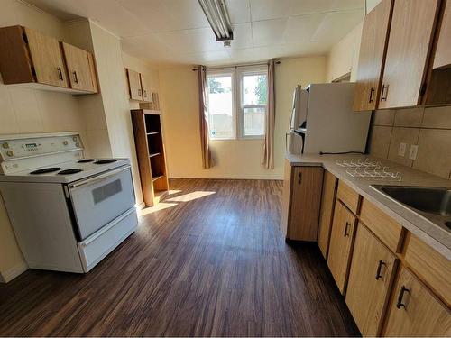 137 14 Street North, Lethbridge, AB - Indoor Photo Showing Kitchen