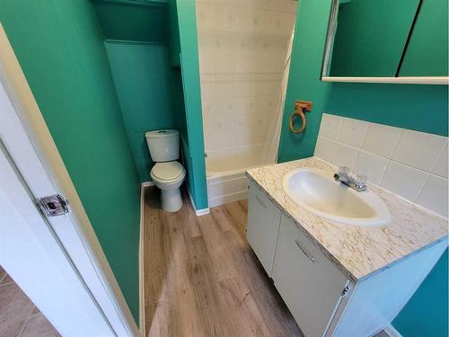 137 14 Street North, Lethbridge, AB - Indoor Photo Showing Bathroom