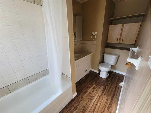 137 14 Street North, Lethbridge, AB - Indoor Photo Showing Bathroom