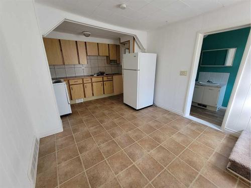 137 14 Street North, Lethbridge, AB - Indoor Photo Showing Kitchen With Double Sink