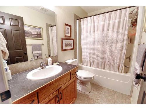 476 Lynx Crescent North, Lethbridge, AB - Indoor Photo Showing Bathroom