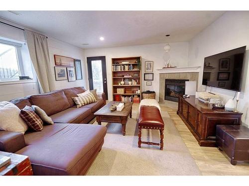 476 Lynx Crescent North, Lethbridge, AB - Indoor Photo Showing Living Room With Fireplace