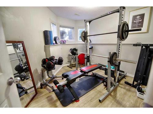 476 Lynx Crescent North, Lethbridge, AB - Indoor Photo Showing Gym Room