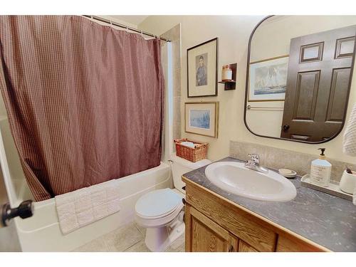 476 Lynx Crescent North, Lethbridge, AB - Indoor Photo Showing Bathroom