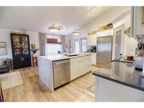 476 Lynx Crescent North, Lethbridge, AB - Indoor Photo Showing Kitchen