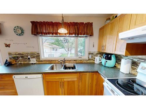 2021 17 Street North, Lethbridge, AB - Indoor Photo Showing Kitchen With Double Sink