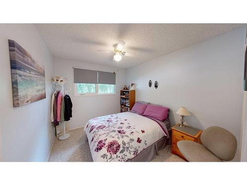 2021 17 Street North, Lethbridge, AB - Indoor Photo Showing Bedroom