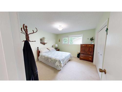 2021 17 Street North, Lethbridge, AB - Indoor Photo Showing Bedroom