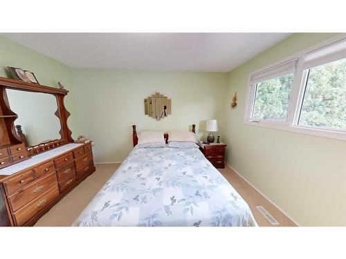 2021 17 Street North, Lethbridge, AB - Indoor Photo Showing Bedroom