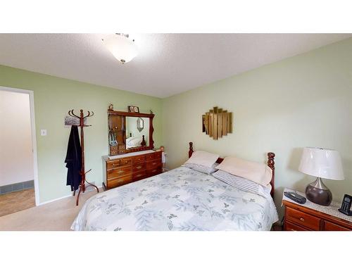 2021 17 Street North, Lethbridge, AB - Indoor Photo Showing Bedroom