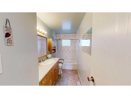 2021 17 Street North, Lethbridge, AB - Indoor Photo Showing Bathroom