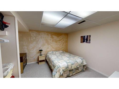 2021 17 Street North, Lethbridge, AB - Indoor Photo Showing Bedroom