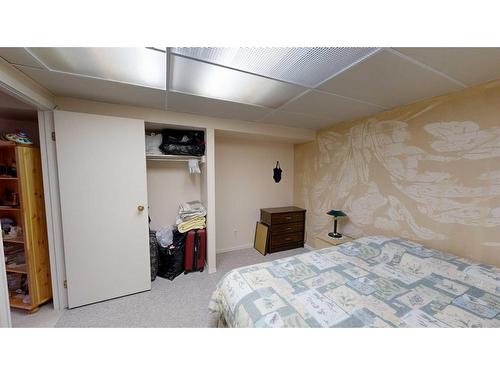 2021 17 Street North, Lethbridge, AB - Indoor Photo Showing Bedroom