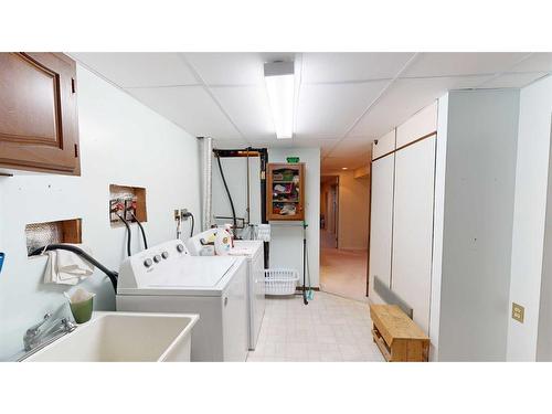 2021 17 Street North, Lethbridge, AB - Indoor Photo Showing Laundry Room