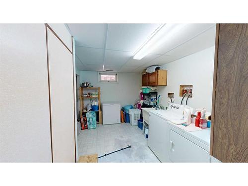 2021 17 Street North, Lethbridge, AB - Indoor Photo Showing Laundry Room