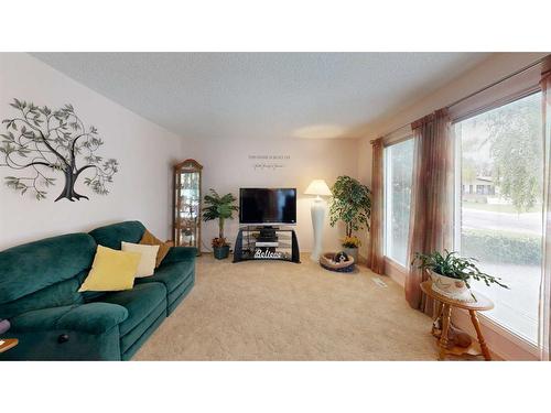 2021 17 Street North, Lethbridge, AB - Indoor Photo Showing Living Room