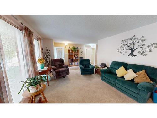 2021 17 Street North, Lethbridge, AB - Indoor Photo Showing Living Room