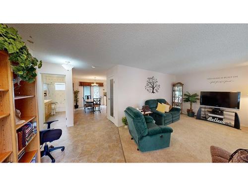 2021 17 Street North, Lethbridge, AB - Indoor Photo Showing Living Room