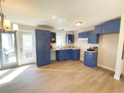 4330 4Th Avenue South, Lethbridge, AB - Indoor Photo Showing Kitchen