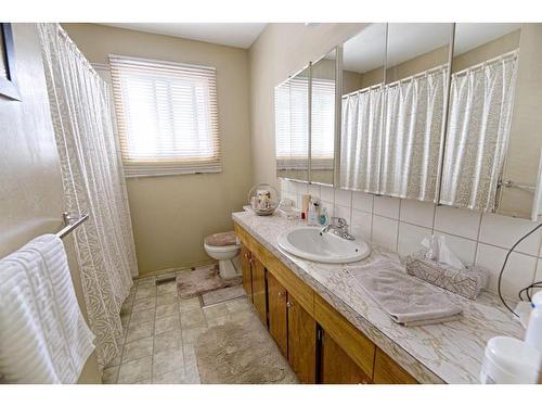 1038 Great Lakes Road South, Lethbridge, AB - Indoor Photo Showing Bathroom