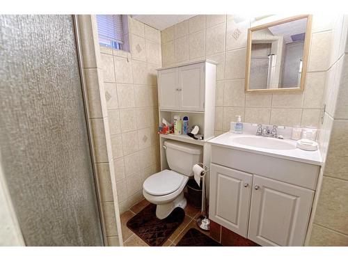 1038 Great Lakes Road South, Lethbridge, AB - Indoor Photo Showing Bathroom