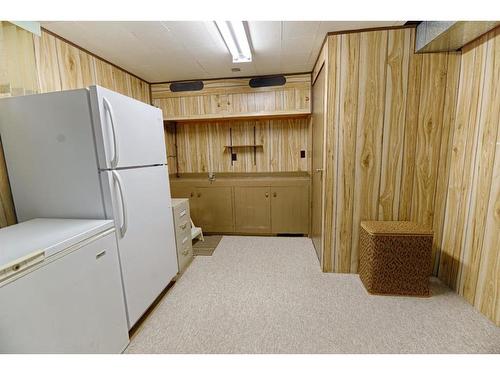 1038 Great Lakes Road South, Lethbridge, AB - Indoor Photo Showing Laundry Room