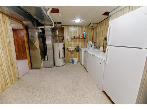 1038 Great Lakes Road South, Lethbridge, AB - Indoor Photo Showing Laundry Room