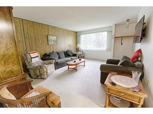 1038 Great Lakes Road South, Lethbridge, AB - Indoor Photo Showing Living Room