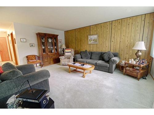 1038 Great Lakes Road South, Lethbridge, AB - Indoor Photo Showing Living Room