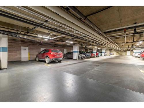 317-100 2 Avenue South, Lethbridge, AB - Indoor Photo Showing Garage