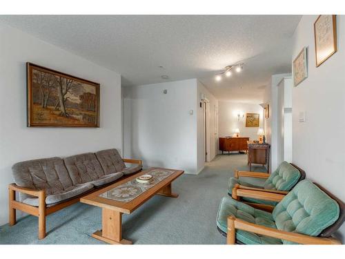 317-100 2 Avenue South, Lethbridge, AB - Indoor Photo Showing Living Room