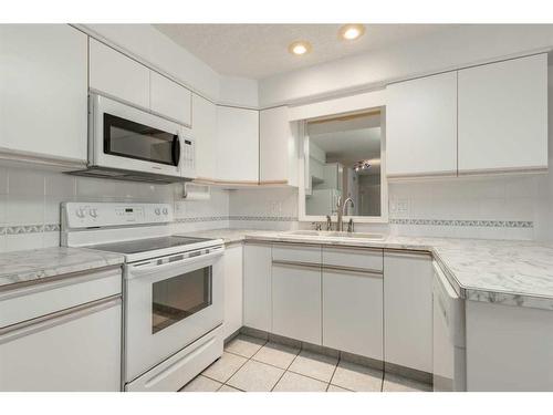 317-100 2 Avenue South, Lethbridge, AB - Indoor Photo Showing Kitchen