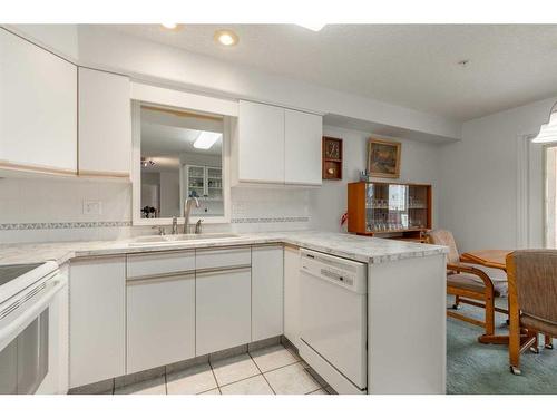 317-100 2 Avenue South, Lethbridge, AB - Indoor Photo Showing Kitchen