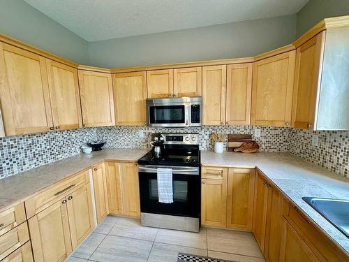 4717 7 Street, Coalhurst, AB - Indoor Photo Showing Kitchen