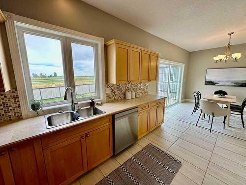 4717 7 Street, Coalhurst, AB - Indoor Photo Showing Kitchen With Double Sink