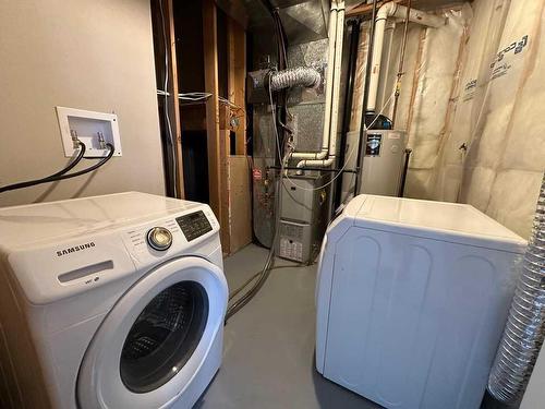 4717 7 Street, Coalhurst, AB - Indoor Photo Showing Laundry Room