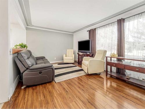 2614 22 Avenue South, Lethbridge, AB - Indoor Photo Showing Living Room