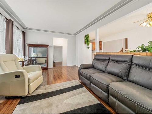 2614 22 Avenue South, Lethbridge, AB - Indoor Photo Showing Living Room