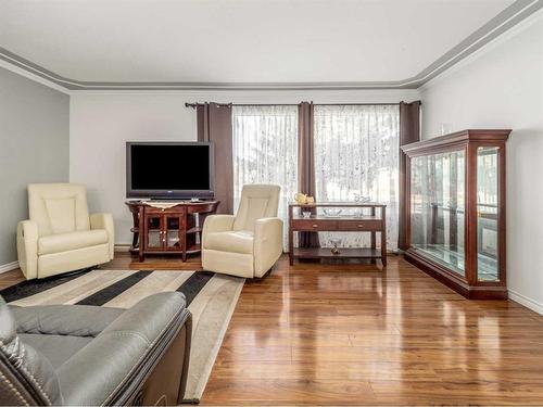 2614 22 Avenue South, Lethbridge, AB - Indoor Photo Showing Living Room