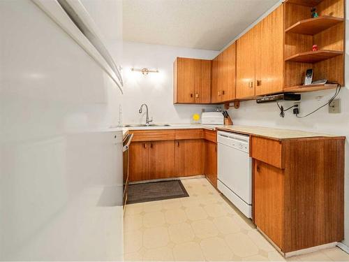 2614 22 Avenue South, Lethbridge, AB - Indoor Photo Showing Kitchen With Double Sink