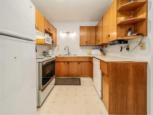 2614 22 Avenue South, Lethbridge, AB - Indoor Photo Showing Kitchen With Double Sink