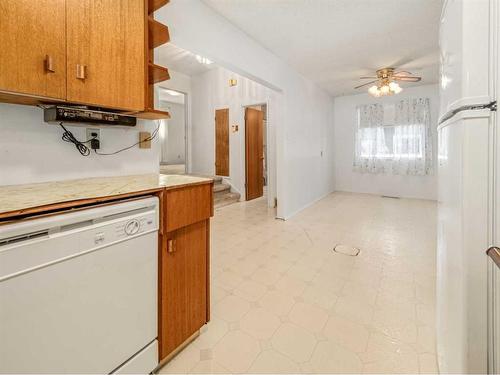 2614 22 Avenue South, Lethbridge, AB - Indoor Photo Showing Kitchen