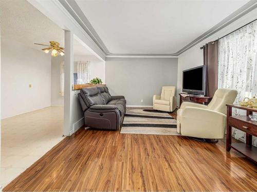 2614 22 Avenue South, Lethbridge, AB - Indoor Photo Showing Living Room