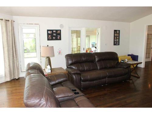 110046 Rg Rd 205, Picture Butte, AB - Indoor Photo Showing Living Room